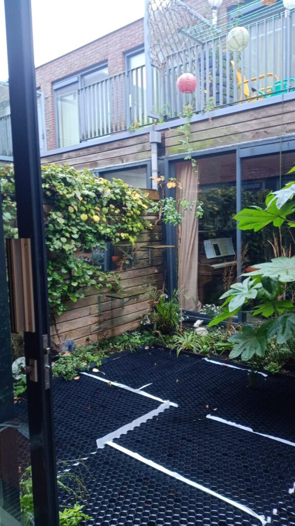 het plaatsen van de honingraatmatten voor het grind