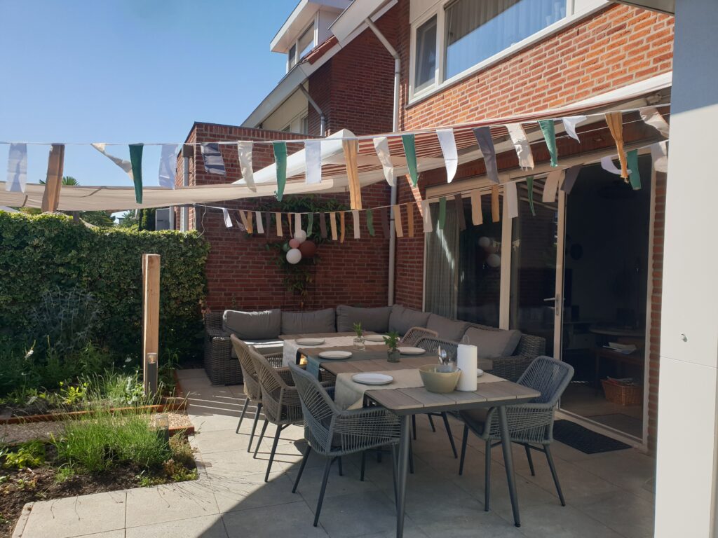 terras met loungeset en eettafel